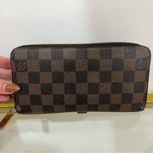 Louis Vuitton Zippy Wallet in Damier Ebene canvas